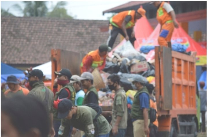 Tim URC DLH Pemkab Lumajang saat mengangkut tumpukan sampah dilokasi pengungsian/Ist