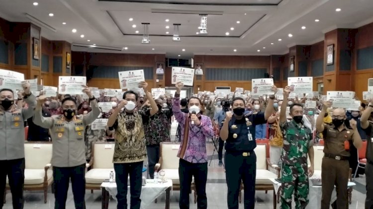 Wali Kota Eri bersama Forkopimda Surabaya dan Kepala Kantor Bea Cukai Sidoarjo deklarasi siap menggempur dan memberantas peredaran rokok ilegal/RMOLJatim