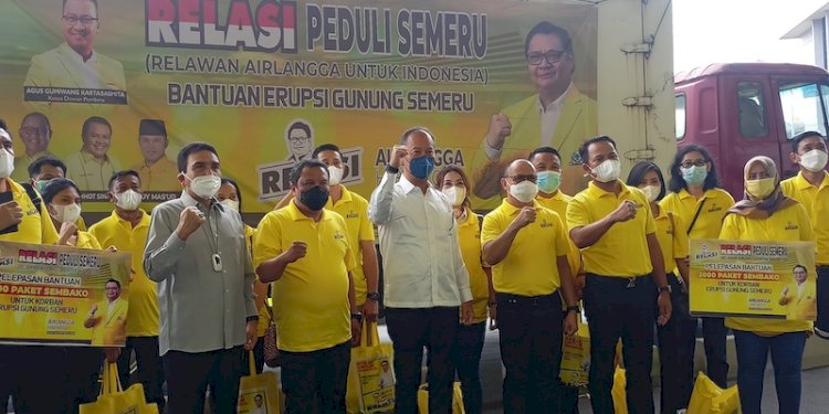 Ketua Dewan Pembina Relasi Agus Gumiwang Kartasasmita didampingi Ketua Umum Relasi Mukhtarudin saat melepas bantuan di Komplek DPP Partai Golkar, Slipi, Jakarta Barat/RMOL