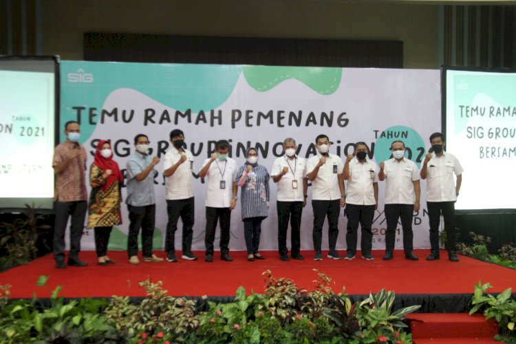 Direktur SDM dan Hukum PT Semen Indonesia (Persero) Tbk (SIG) Tina T. Kemala Intan, Direktur Produksi SIG, Benny Wendry, jajaran Direksi SIG Foto bersama dengan pemenang SIG Award on Innovation (AI) 2021/Ist