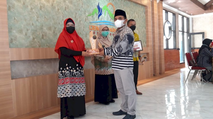 Kepala Disparpora Bondowoso, Mulyadi saat serahkan penghargaan IGCC 2021/RMOLJatim