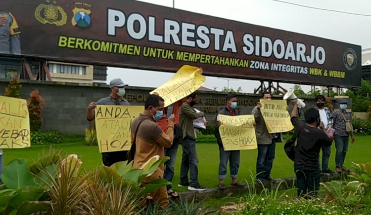 Para jurnalis berunjuk rasa di depan kantor Polresta Sidoarjo/Ist