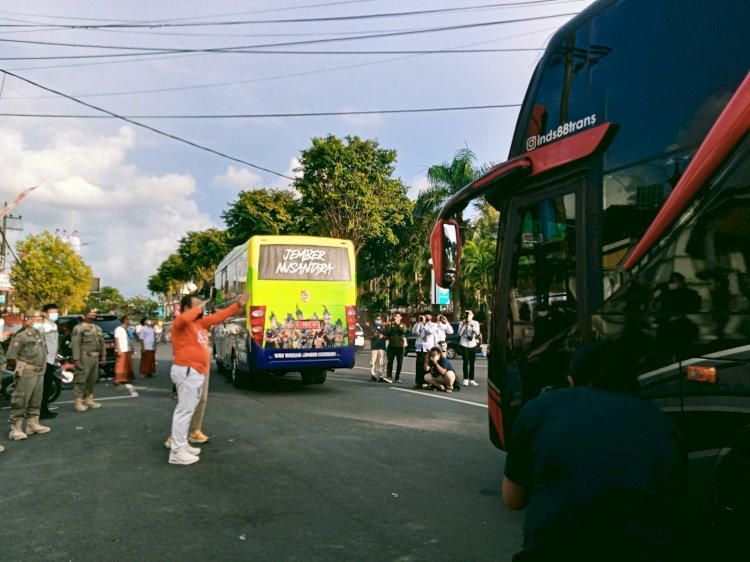 Bupati Hendy Siswanto saat melepas rombongan seniman Jember/RMOLJatim