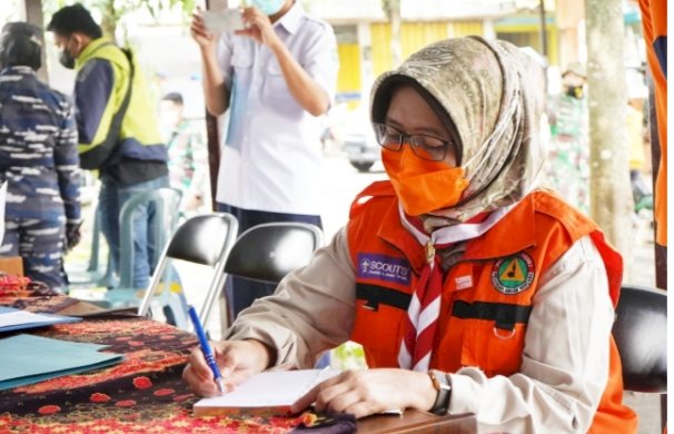 Wabup Lumajang, Indah Amperawati saat di pengungsian/Ist