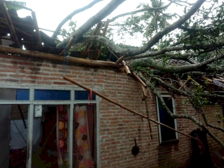 Salah satu rumah terdampak cuaca buruk di Tamanan/ist