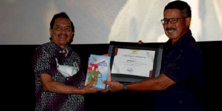 Ketua PSAPI Marsekal TNI (Purn) Chappy Hakim dan Komisaris Premiair Ari Daryata Singgih/Ist