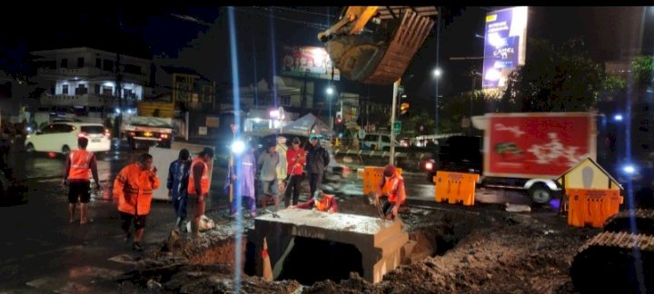 Pembuatan crossing saluran air di Jalan Kedung Cowek, Kelurahan Gading, Kecamatan Kenjeran Kota Surabaya/ist
