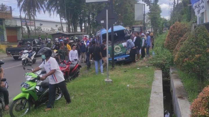 Mobil Kecelakaan di Mangli Kaliwates. 