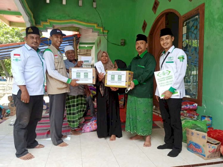 Wakil Rais Syuriah PCNU Jember, KH Badrus Shodiq dan Ketua Lazisnu PCNU Jember, saat menyalurkan bantuan di Lumajang/Ist