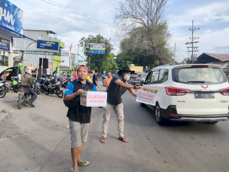 Para warga saat turun jalan untuk menggalang Donasi Semeru/RMOLJatim