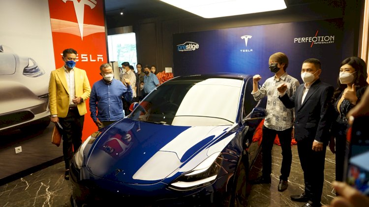 Dahlan Iskan (dua dari kiri) menunjukkan mobil listrik Tesla/Ist