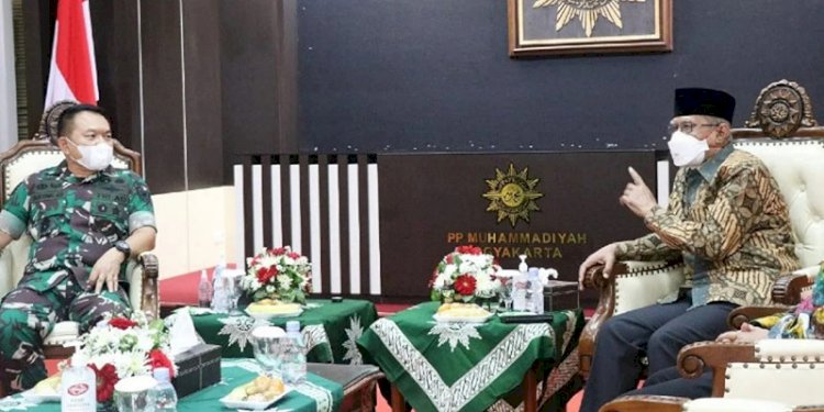 KSAD Jenderal Dudung Abdurachman saat mengunjungi Ketum PP Muhammadiyah, Haedar Nashir, di Jogjakarta/Ist