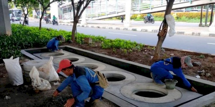 Pekerja sedang menggarap sumur resapan/Net