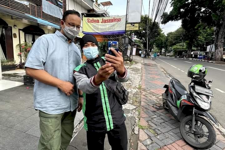 Momen Gubernur DKI Jakarta Anies Baswedan berswafoto dengan pengemudi ojek online/Ist 