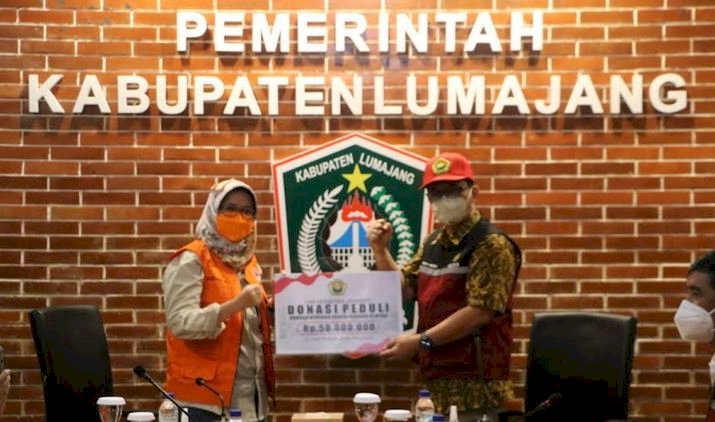 Rektor Universitas Jember, Iwan Taruna saat menyerahkan bantuan secara simbolis/Ist