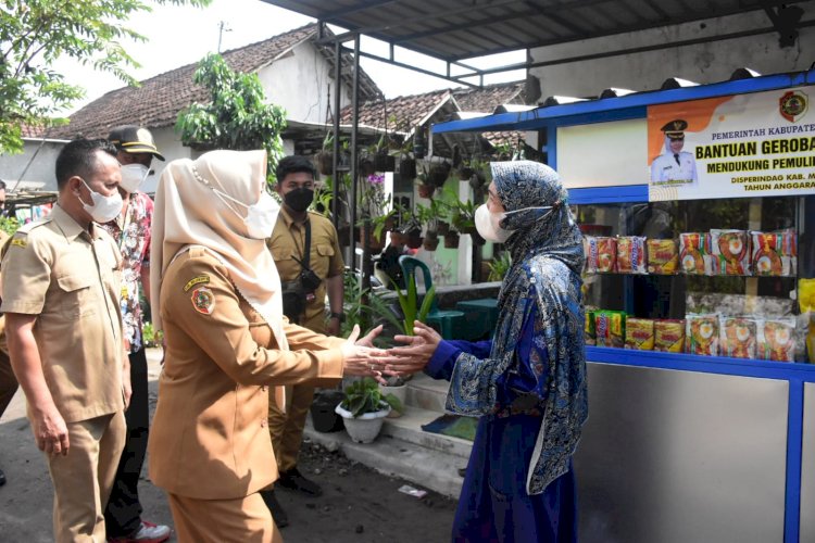 Bupati Mojokerto saat menyerahkan bantuan peralatan usaha/Ist