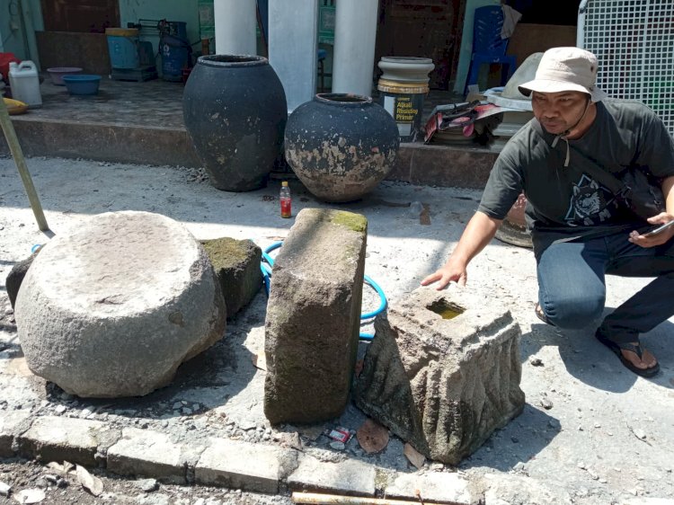 Tim Begandring Soerabaia saat meneliti temuan batu candi di kompleks makam Sunan Ampel/ist