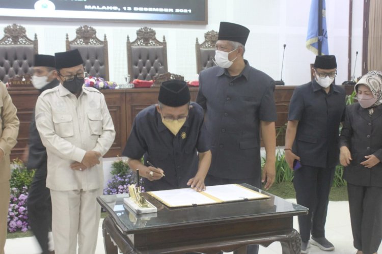 Penandatangan keputusan DPRD oleh Wakil Ketua DPRD Kota Malang Abdurrahman bersama Wali Kota Malang Sutiaji/RMOLJatim