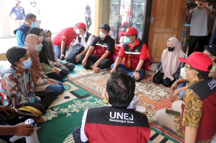 Rombongan Rektor universitas Jember saat menemui mahasiswa korban APG di Desa Sumber Mujur/Ist