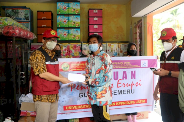 Devani saat menerima bantuan dari Rektor Universitas Jember/Ist