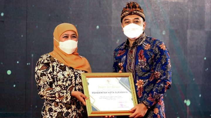 Wali Kota Eri menerima penghargaan di bidang kesehatan dalam upaya penanganan Covid-19 terbaik dari Gubernur Jatim/ist