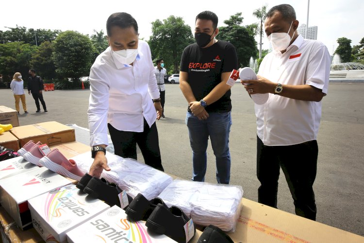 Wali Kota Eri didampingi Wawali Armuji saat menerima bantuan berupa ribuan pasang sepatu/RMOLJatim