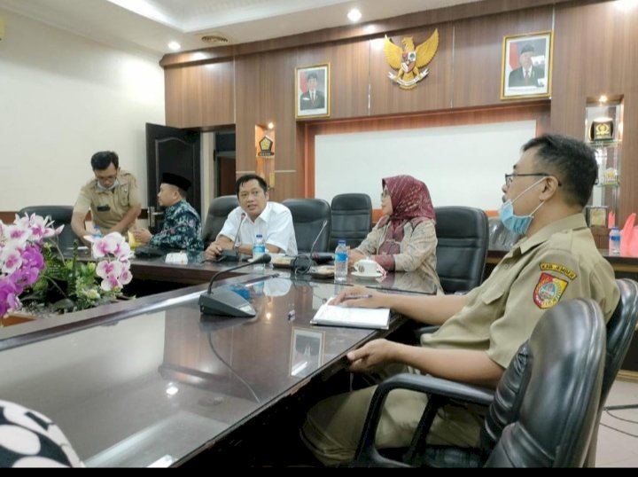 Wakil Ketua DPRD Jember, Ahmad Halim, saat memimpin rapat di DPRD Jember.         