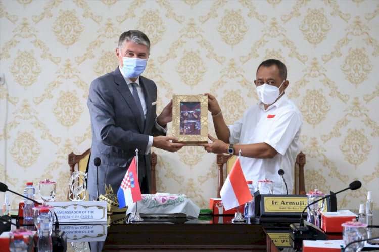 Wawali Armuji saat memberikan cinderamata kepada Dubes Kroasia/ist
