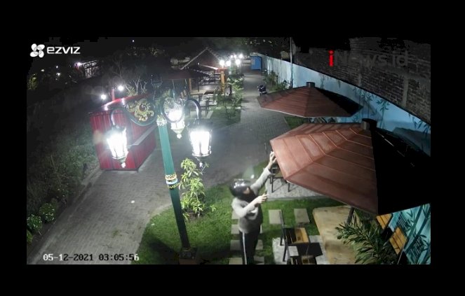 Dari rekaman CCTV terlihat Aipda TH tengah mematikan lampu di lapak dan berlanjut aksi lain/Repro