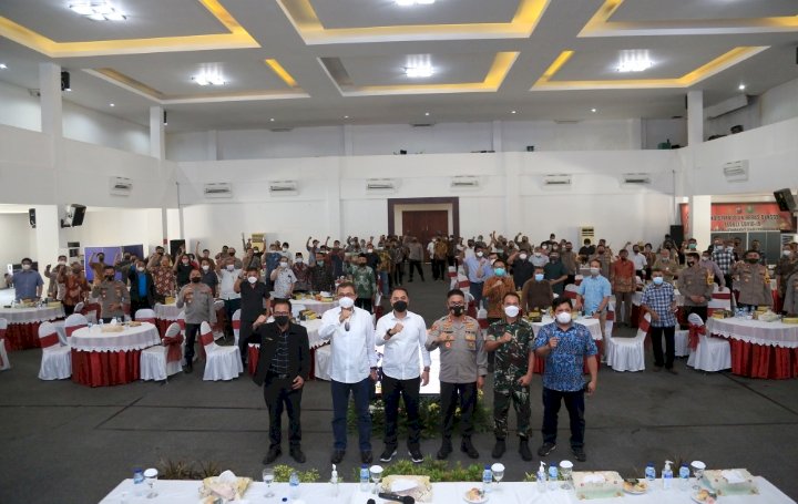 Wali Kota Eri bersama Forkopimda dan tokoh lintas agama rapat persiapan pengamanan Nataru 2022 di Gedung Bhara Daksa, Polrestabes Surabaya/Ist