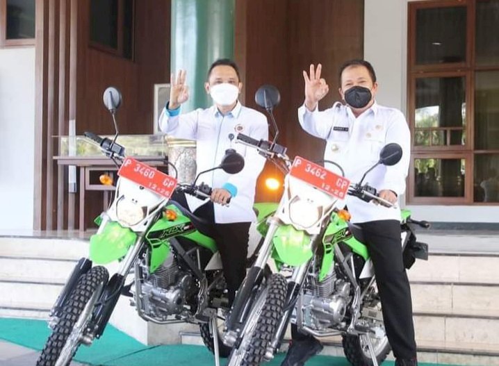 Bupati Jember Hendy Siswanto dan Kepala BPN/ATR Kabupaten Jember, Sugeng Mulyo Santoso, saat serahterima Sepeda Motor dan alat ukur.