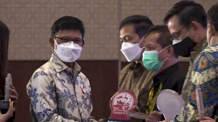Kepala Dinas Kominfo Kabupaten Probolinggo, saat menerima penghargaan dari Menteri Kominfo. /Ist