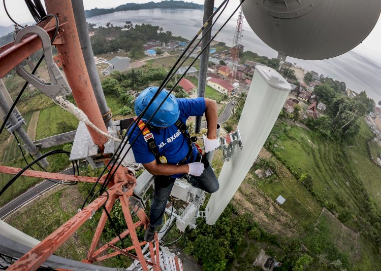 Teknisi XL Axiata sedang melakukan pengecekan terhadap perangkat BTS/Ist