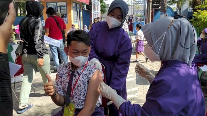 Salah satu siswa mendapatkan vaksinasi Covid-19