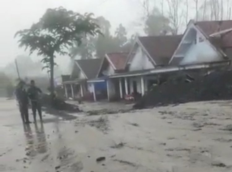 Lahar dingin Gunung Semeru menerjang pemukiman warga/Repro