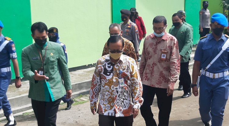 Kepala Cabang Dinas Pendidikan Wilayah Madiun Supardi (depan) didampingi kepala sekolah SMKN 1Mejayan Suharto (baju hijau) saat tinjau gedung SMKN 1 Mejayan/RMOLJatim