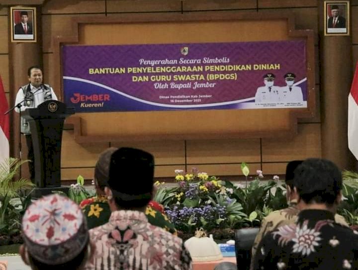 Bupati Hendy Siswanto saat memberikan sambutan dipenyaluran bantuan ke ke guru diniyah dan swasta secara simbolis di Aula Dinas Pendidikan Kabupaten Jember/RMOLJatim