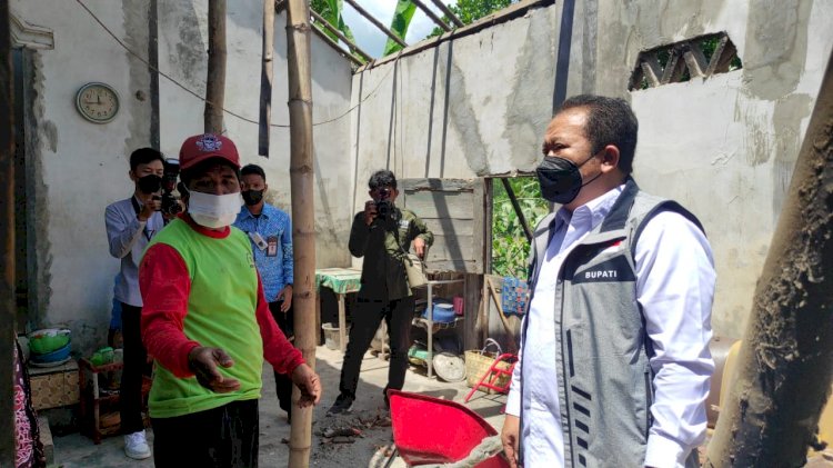 Bupati Hendy Siswanto saat meninjau lokasi Terdampak Gempa Desa Sumberejo, Kecamatan Ambulu/RMOLJatim