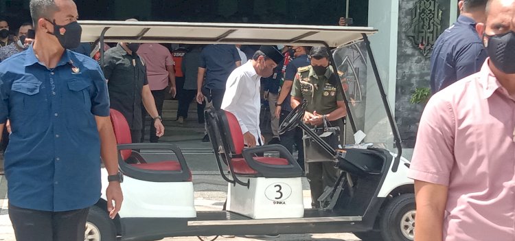 Presiden Jokowi usai menunaikan ibadah Sholat Jum'at di Masjid Baiturrahman Ngawi/RMOLJatim