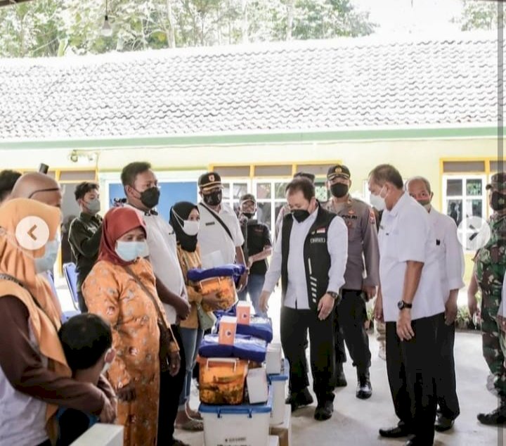 Sigit ( baju putih, masker putih) saat mendampingi Bupati Jember Hendy Siswanto, saat menemui korban bencana. 