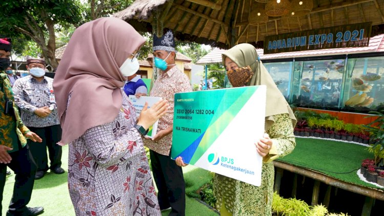 Bupati Ipuk menyerahkan bantuan premi asuransi kepada nelayan kecil dan tradisional di pendopo Banyuwangi/ist