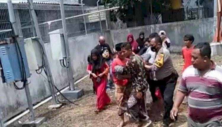 Warga saat menyelamatkan Asyari dari maut/Ist