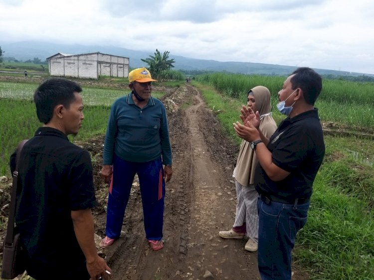 Tim Abmas ITS saat berdiskusi dengan Petani/Ist