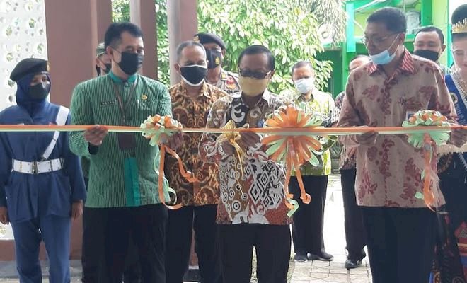 Kepala Cabang Dinas Pendidikan Provinsi Jawa Timur wilayah Madiun, Supardi saat meresmikan gedung Bisnis Center/RMOLJatim