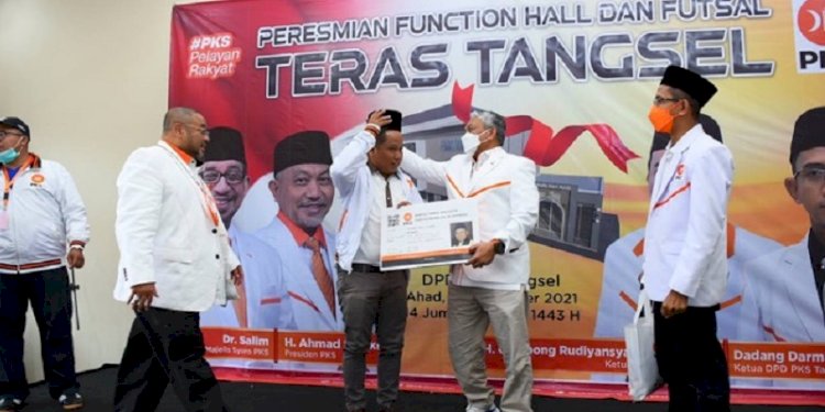 Presiden PKS Ahmad Syaikhu menyematkan jas partai sebagai simbol Narji Cagur telah bergabung PKS/RMOL