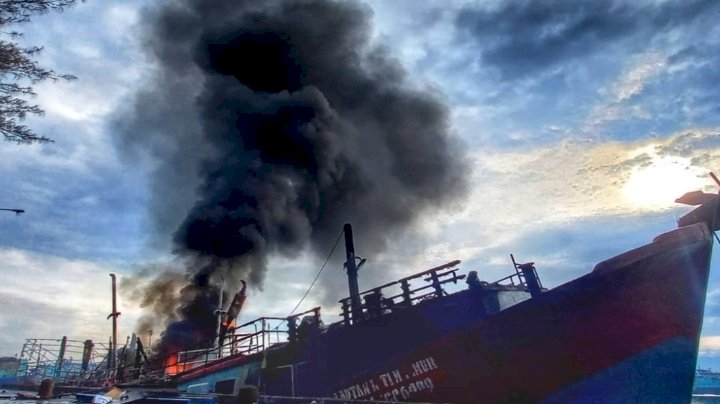 Kobaran api membakar Kapal Balai di Pelabuhan Mayangan Kota Probolinggo. /Ist