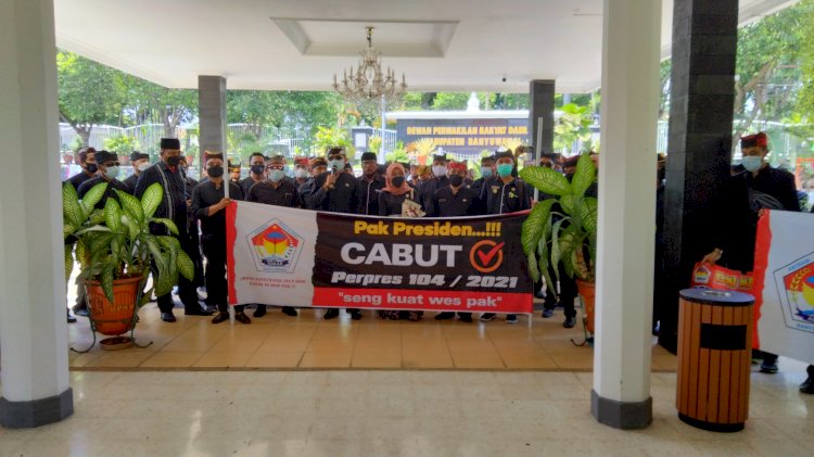 Ratusan Kades demo menolak Perpres 104/2021 di DPRD Banyuwangi/RMOLJatim