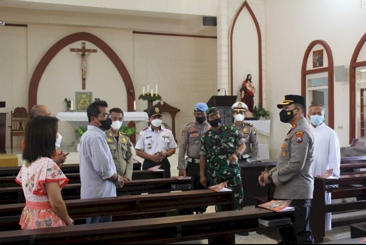 Kapolres Probolinggo saat mengecek kondisi terkini gereja/RMOLJatim