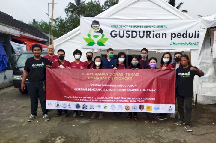 Young Buddhist Association saat memberikan bantuan pada para korban erupsi Gunung Semeru/Ist