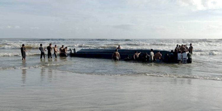 Kapal yang mengangkut TKI terbalik di perairan Malaysia/ist